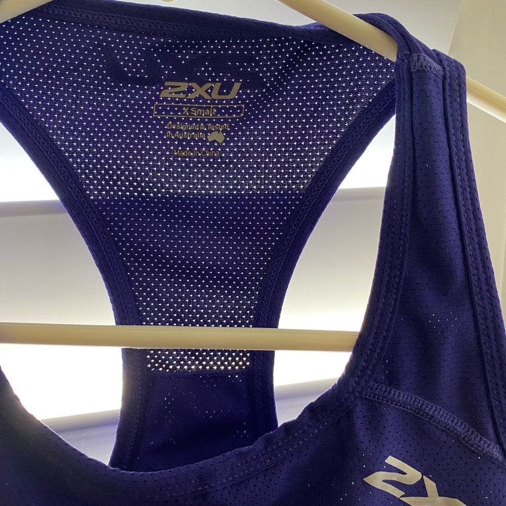 Workout top - Picture 2 of 3